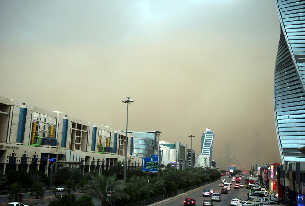 



بوادر الغبار في سماء الرياض أمس. (تصوير: ماجد الدوسري)