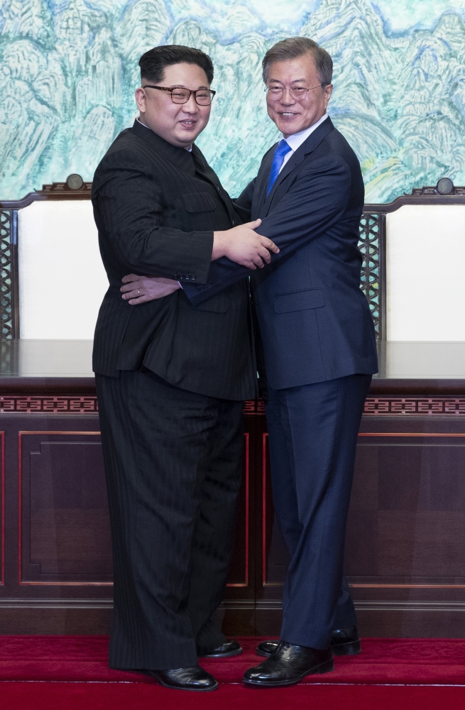 epa06696275 North Korean leader Kim Jong-Un (L) hugs with South Korean President Moon Jae-In (R) after signing a document at the Joint Security Area (JSA) on the Demilitarized Zone (DMZ) in the border village of Panmunjom in Paju, South Korea, 27 April 2018. South Korean President Moon Jae-in and North Korean leader Kim Jong-un are meeting at the Peace House in Panmunjom for an inter-Korean summit. The event marks the first time a North Korean leader has crossed the border into South Korea since the end of hostilities during the Korean War. EPA/KOREA SUMMIT PRESS / POOL