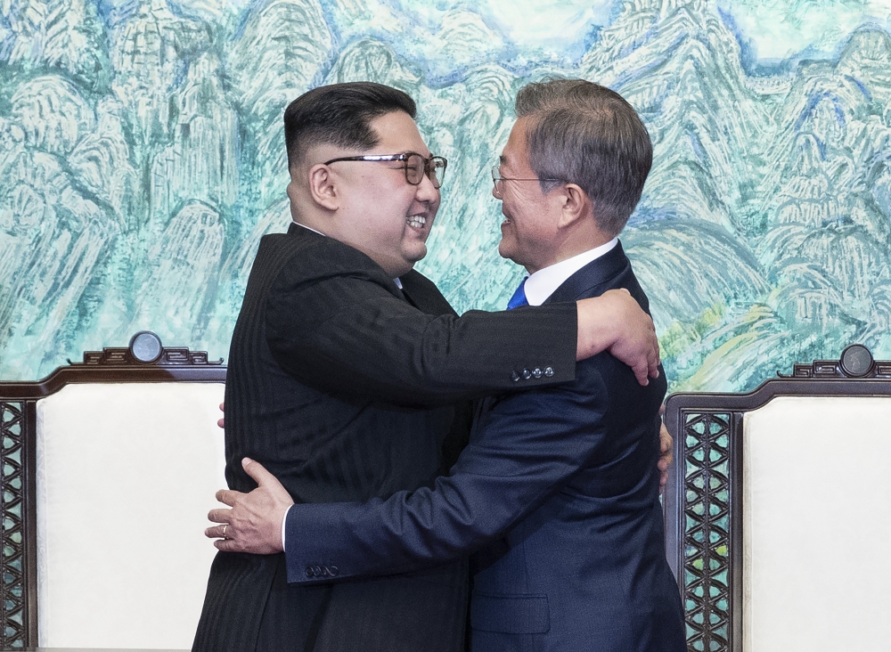 epa06696270 North Korean leader Kim Jong-Un (L) hugs with South Korean President Moon Jae-In (R) after signing a document at the Joint Security Area (JSA) on the Demilitarized Zone (DMZ) in the border village of Panmunjom in Paju, South Korea, 27 April 2018. South Korean President Moon Jae-in and North Korean leader Kim Jong-un are meeting at the Peace House in Panmunjom for an inter-Korean summit. The event marks the first time a North Korean leader has crossed the border into South Korea since the end of hostilities during the Korean War. EPA/KOREA SUMMIT PRESS / POOL