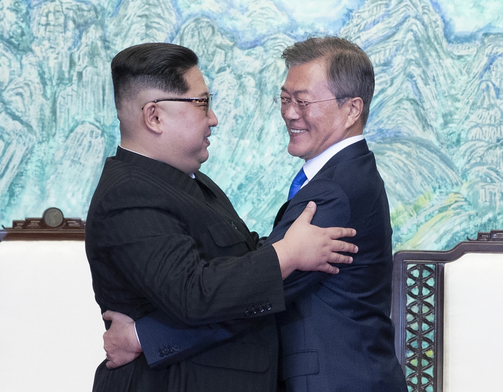 epa06696273 North Korean leader Kim Jong-Un (L) hugs with South Korean President Moon Jae-In (R) after signing a document at the Joint Security Area (JSA) on the Demilitarized Zone (DMZ) in the border village of Panmunjom in Paju, South Korea, 27 April 2018. South Korean President Moon Jae-in and North Korean leader Kim Jong-un are meeting at the Peace House in Panmunjom for an inter-Korean summit. The event marks the first time a North Korean leader has crossed the border into South Korea since the end of hostilities during the Korean War. EPA/KOREA SUMMIT PRESS / POOL