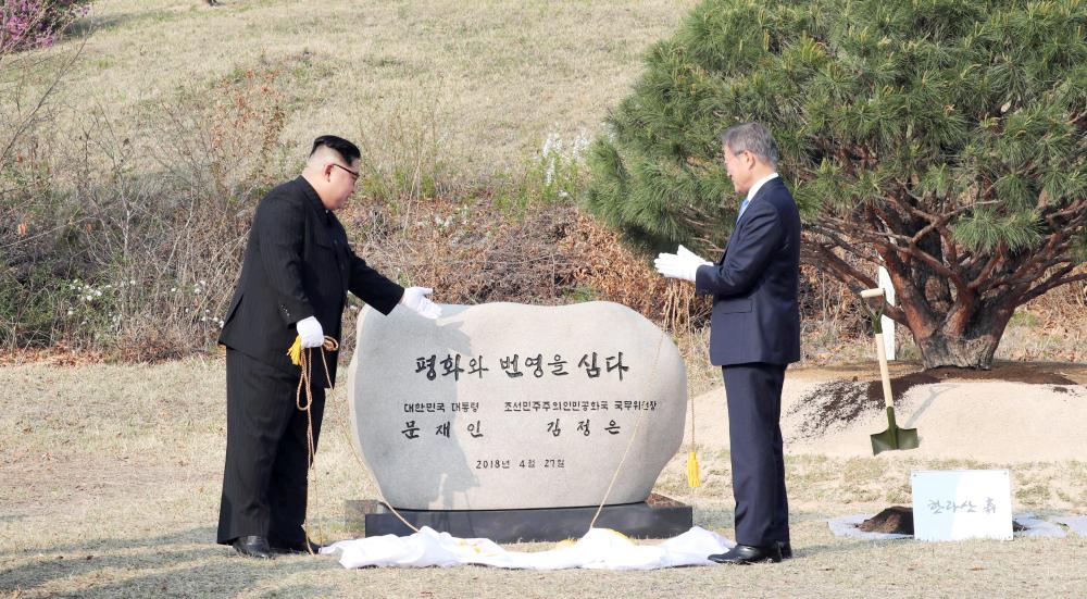 South Korean President Moon Jae-in and North Korean leader Kim Jong Un unveil a plaque at the truce village of Panmunjom inside the demilitarized zone separating the two Koreas, South Korea, April 27, 2018. Korea Summit Press Pool/Pool via Reuters