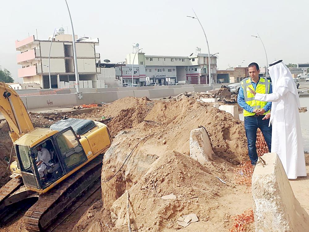 



مدير النقل بنجران يقف على المشروع. (عكاظ)