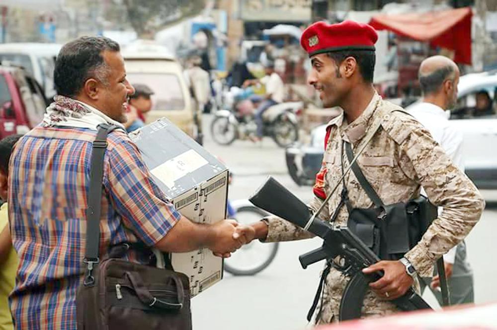 



مواطن يمني يرحب بجندي من الجيش الوطني خلال نشر «الشرعية» قوات في مدينة تعز أمس. (تصوير: أحمد الباشا)