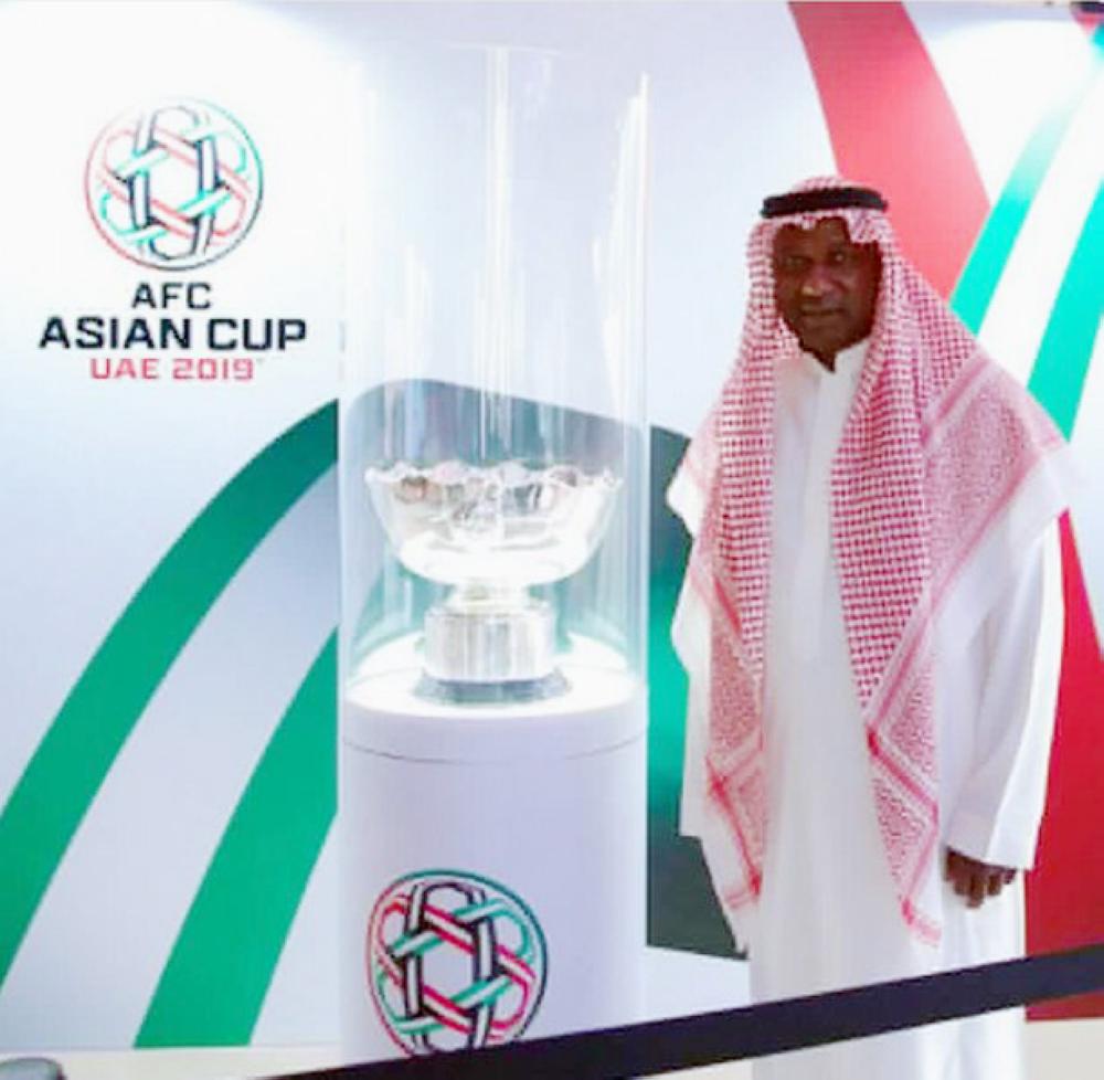 



ماجد عبدالله مع كأس آسيا في أبوظبي.