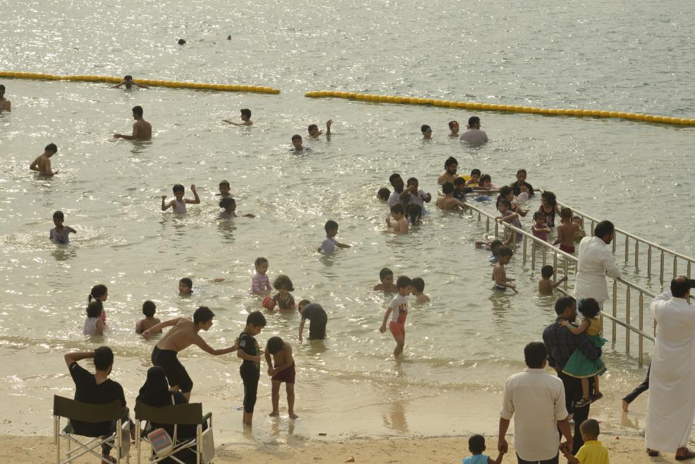 



أطفال مع عائلاتهم يستمتعون بالسباحة في المكان المخصص بالواجهة البحرية الجديدة بجدة. (تصوير: أحمد المقدام)