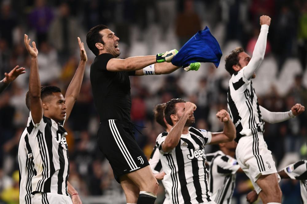 Juventus' team celebrate at the end of the Italian Serie A football match between Juventus and Bologna on May 5, 2018 at the Allianz Stadium in Turin. / AFP / MARCO BERTORELLO
