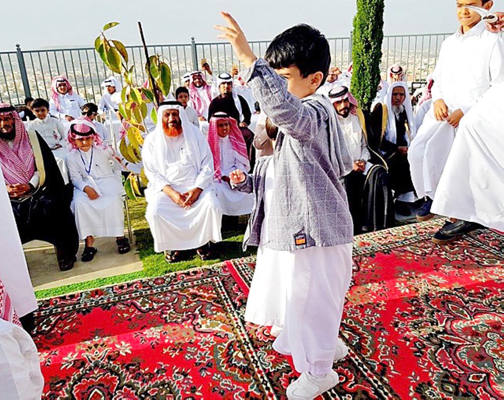 



ابن شهيد يشارك في الحفلة بالجبل الأخضر.