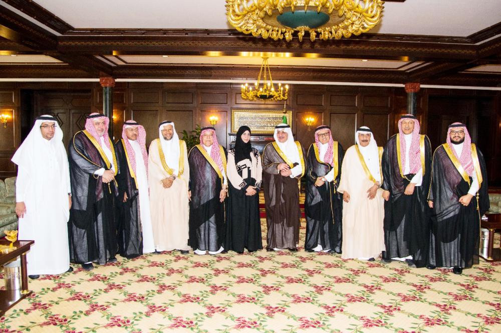 



أمير تبوك أثناء لقائه رئيس وأعضاء اللجنة الوطنية للمكاتب الاستشارية في مجلس الغرف السعودية.