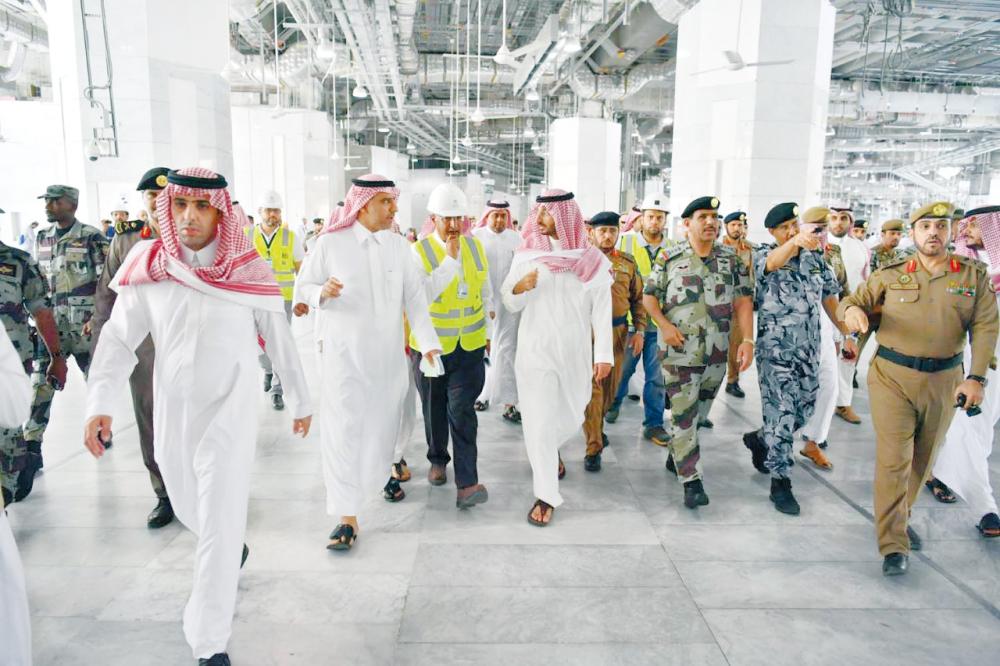 



الأمير عبدالله بن بندر متفقدا مشاريع المسجد الحرام أمس.