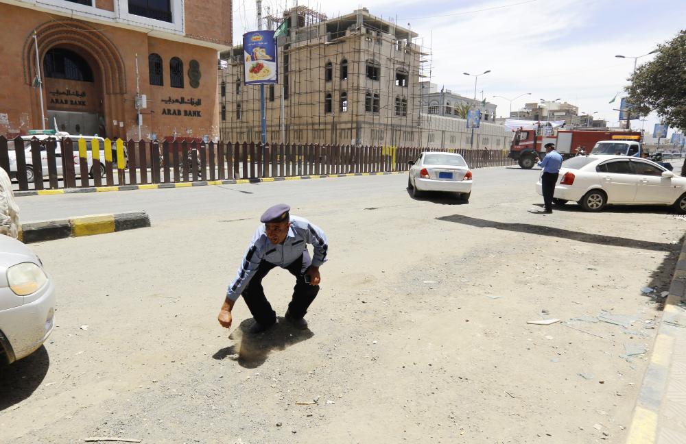 



حوثيون يفرضون طوقاً أمنياً حول محيط مكتب الرئاسة في صنعاء لإخفاء ضحاياهم أمس. (إ. ب .أ)