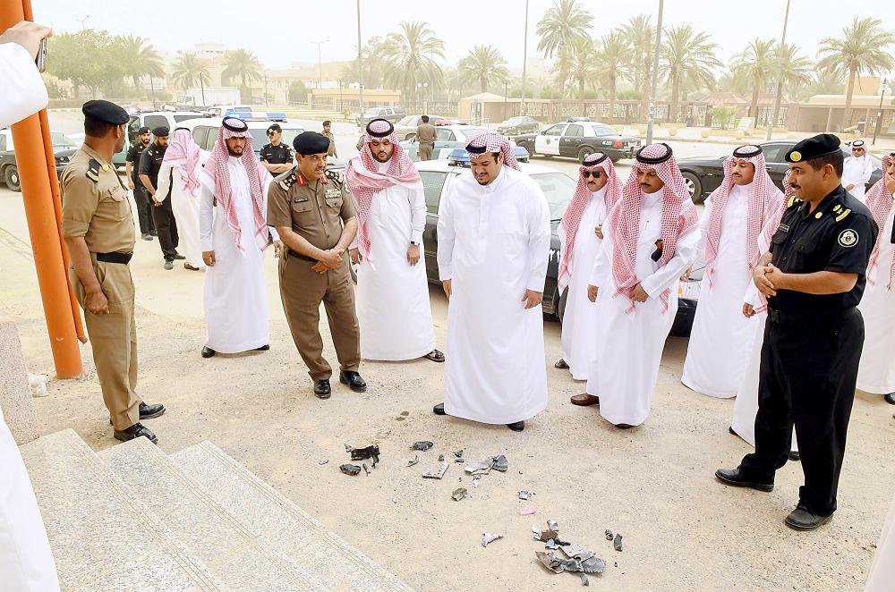 



الأمير محمد بن عبدالرحمن متفقدا شظايا الصاروخين الباليستيين. (عكاظ)