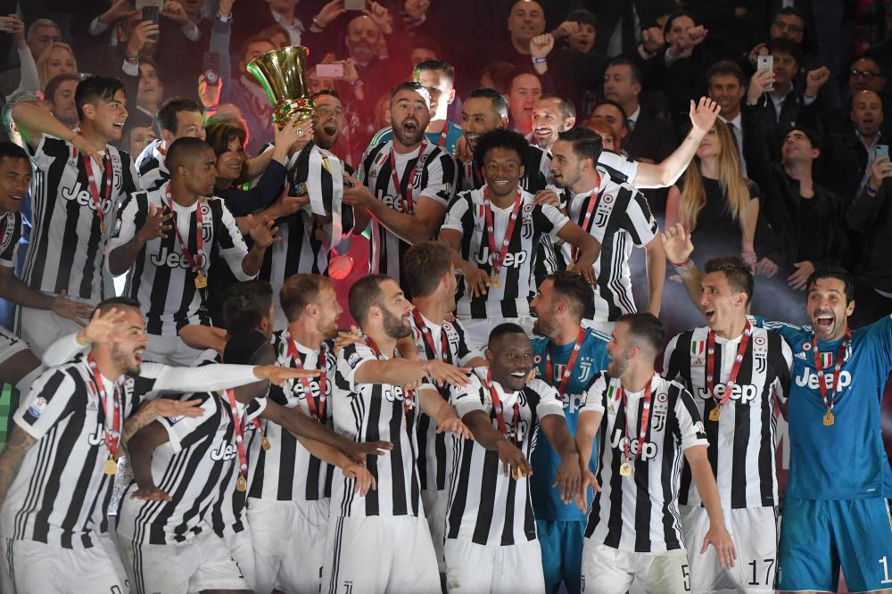 President of the Italian Senate, Maria Elisabetta Alberti Casellati gives the trophy to Juventus' players after they won the Italian Tim Cup (Coppa Italia) final Juventus vs AC Milan at the Olympic stadium on May 9, 2018 in Rome. / AFP / Tiziana FABI
