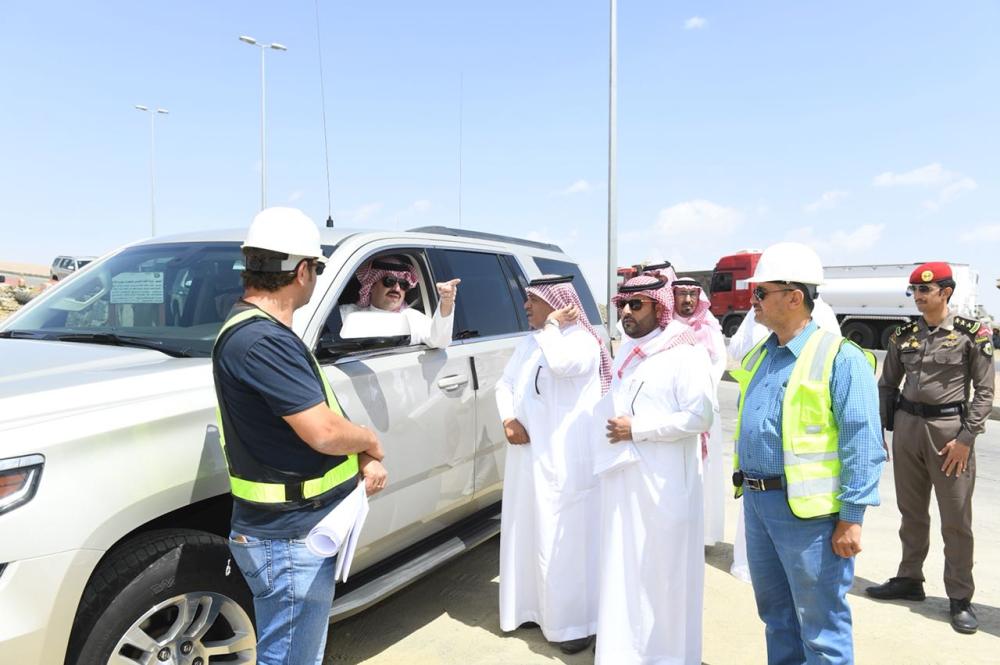 .. ويقف ميدانيا لتفقد المشاريع.