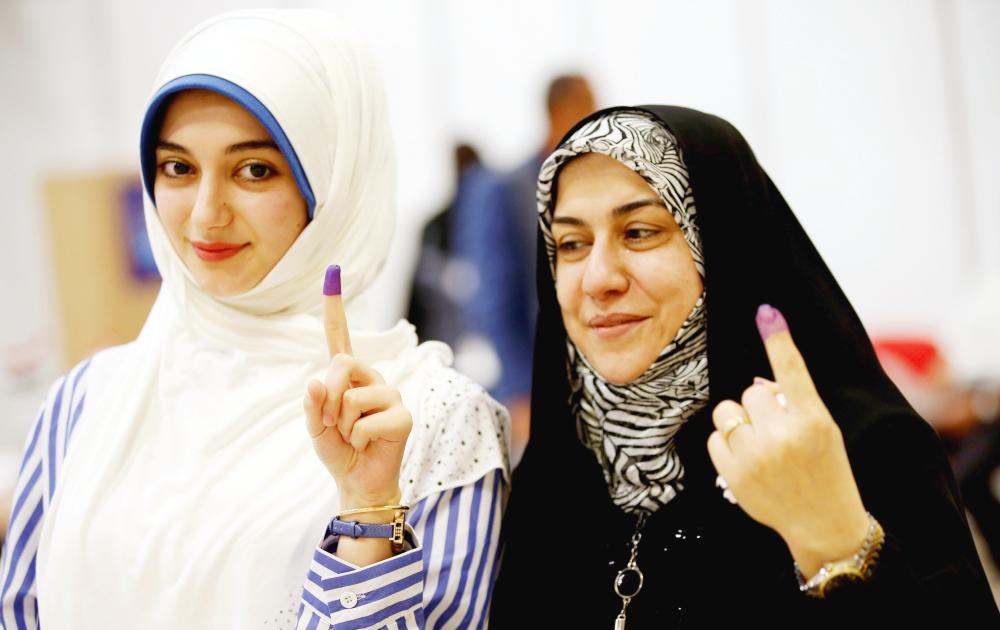 epa06725354 Iraqi women living in UAE show their ink-marked fingers after voting for the Iraqi parliamentary elections at polling station in Dubai, United Arab Emirates, 10 May 2018. Iraqis abroad started on 10 May 2018 voting to elect 329 members of the Council of Representatives from among 6904 candidates. EPA/ALI HAIDER