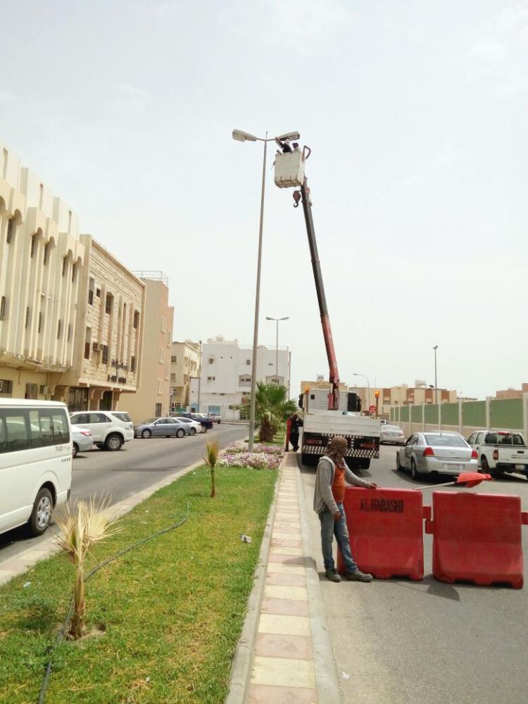 



عمال البلدية اثناء استبدال أحد الأعمدة القديمة. (عكاظ)