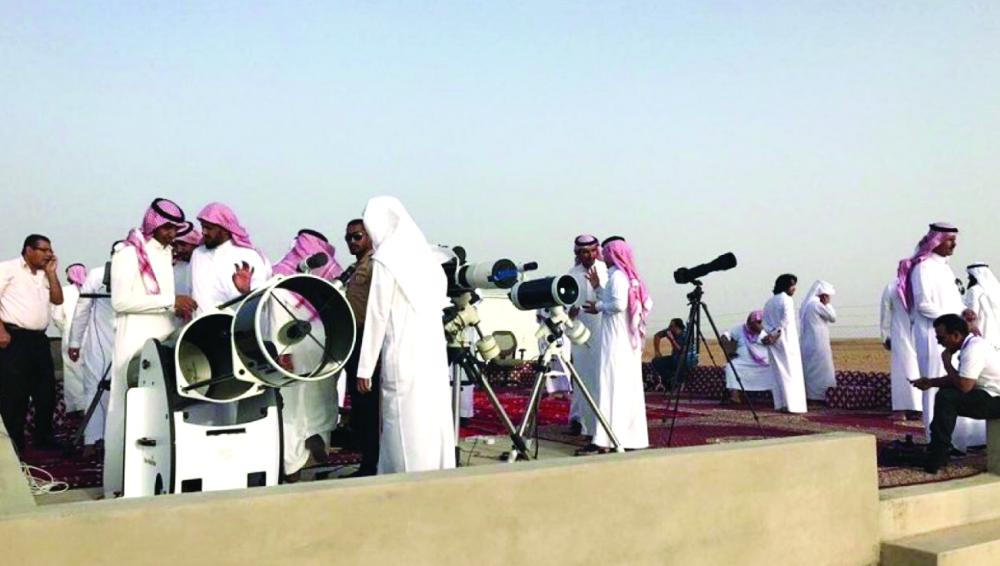 



خلال تحري هلال رمضان في سدير أمس. “عكاظ”