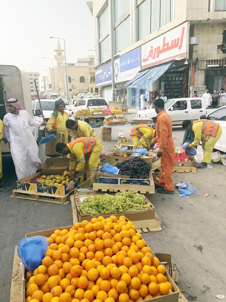 



فرق بلدية تصادر كمية من الخضار والفاكهة.