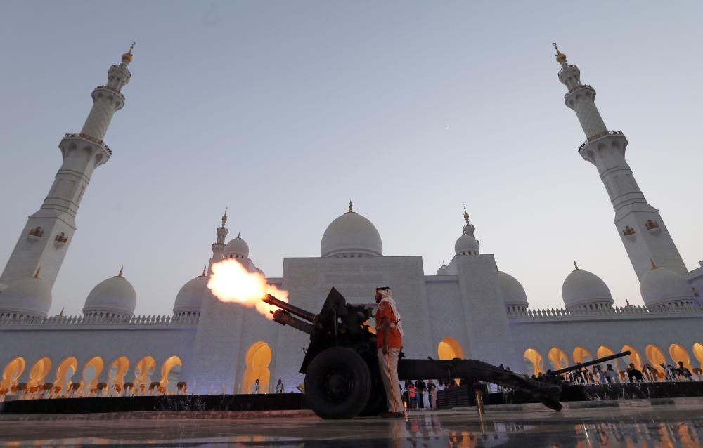 



شرطي يطلق مدفع رمضان الذي أعلن دويه انتهاء الإمساك في اليوم الثاني من أمام مسجد الشيخ زايد في أبوظبي.  