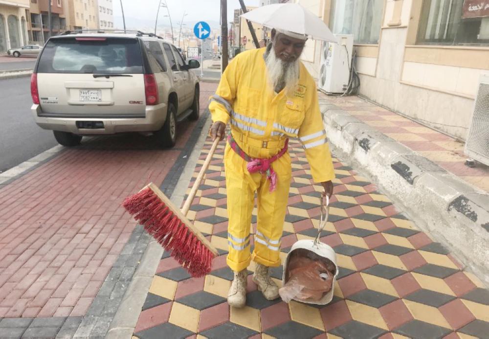 



الحديث مع عامل النظافة محزن لا يخلو من شكواه من الذين ينهكونه بشكل يومي.