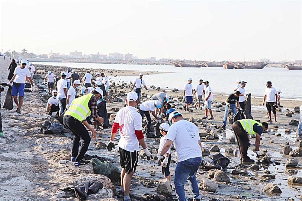 



المتطوعون ينظفون شاطئ القطيف.