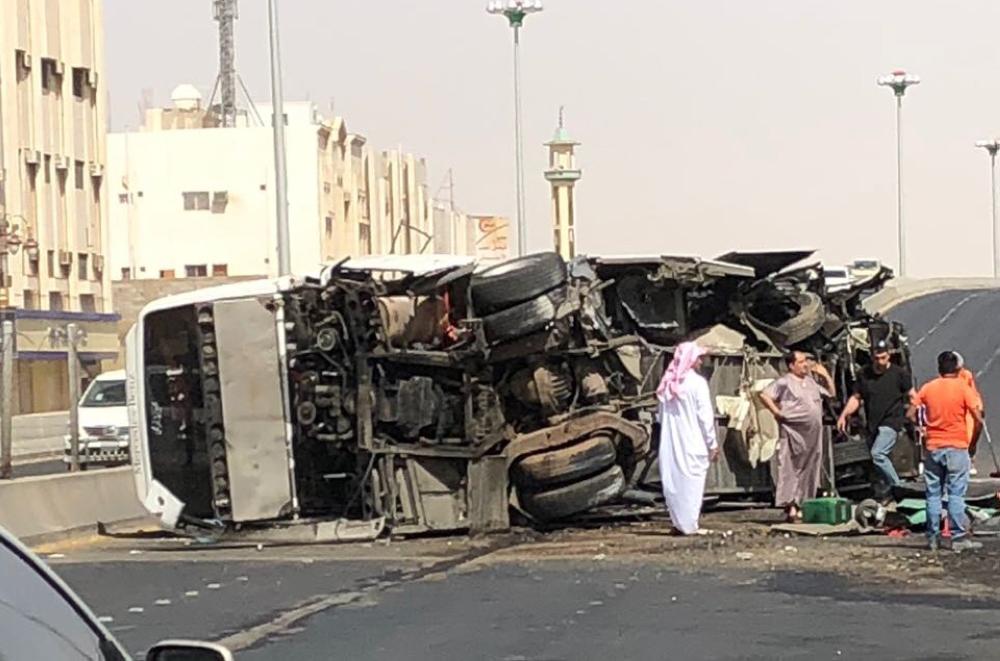 



الحافلة بعد انقلابها. (عكاظ)