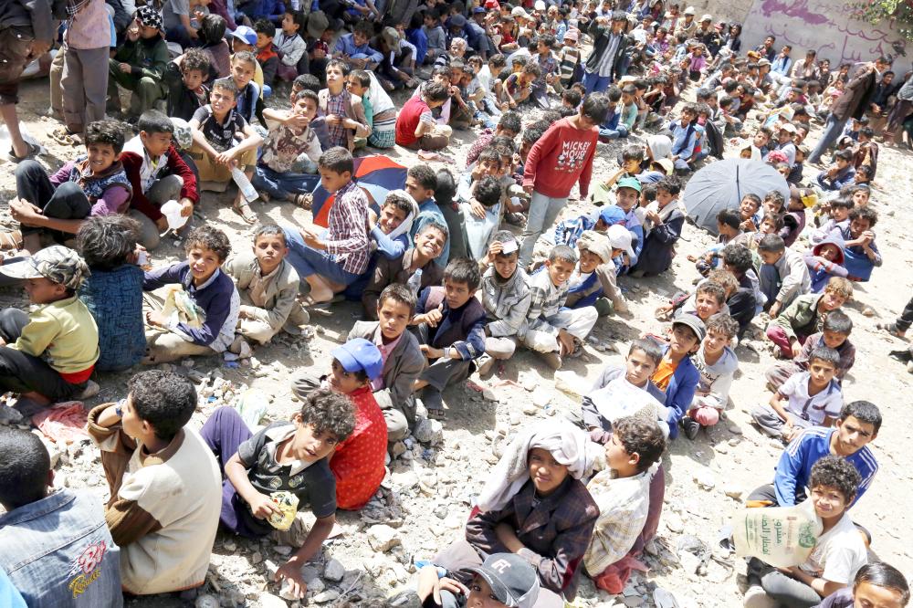 



أطفال يمنيون ينتظرون الحصول على حصص غذائية تقدمها مؤسسة خيرية في صنعاء أمس الأول. (أ. ف. ب)