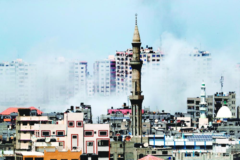 دخان يتصاعد بعد غارة جوية إسرائيلية على غزة بعد ساعات من إطلاق نحو 30 قذيفة هاون على الاحتلال، أمس. (أ.ف.ب)