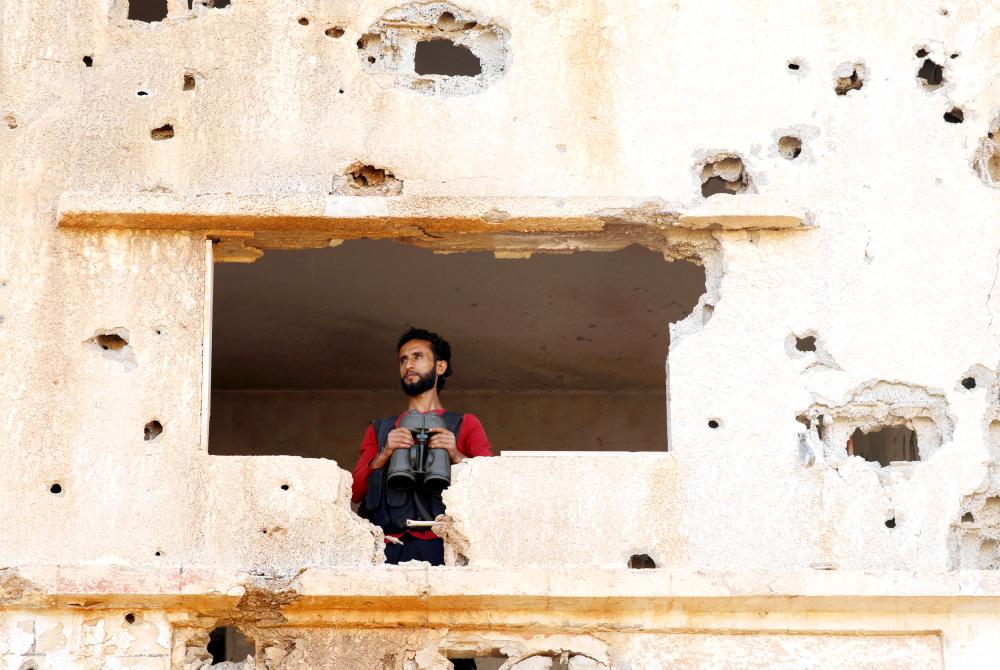 



مقاتل من الجيش السوري الحر يراقب تحركات قوات الأسد في درعا أمس الأول. (رويترز)