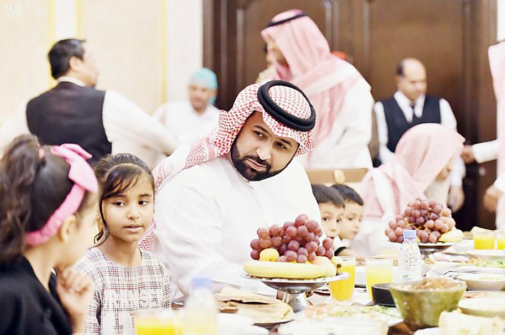 





الأمير محمد بن عبدالعزيز مع أبناء الشهداء. (عكاظ)