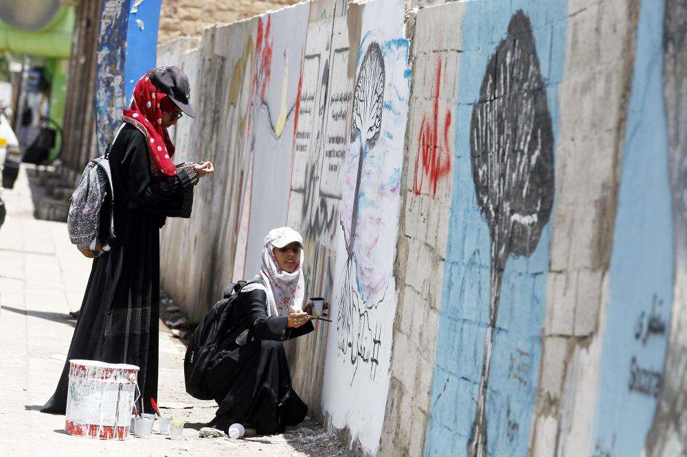



فنانتان يمنيتان ترسمان شجرة دم التنين في جزيرة سقطرى على جدار في صنعاء أمس الأول. (أ. ف. ب)