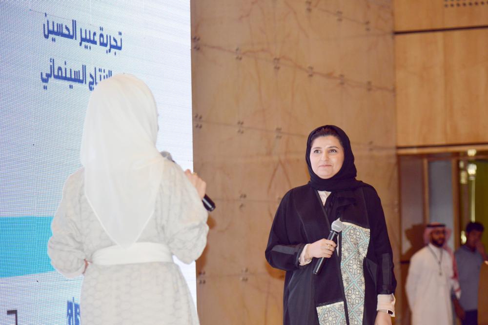 عبير الحسين خلال حديثها عن تجربتها. تصوير ماجد الدوسري