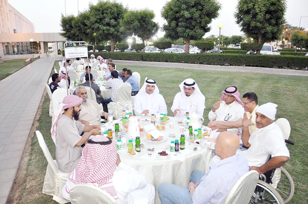 





جانب من الإفطار الجماعي بصحة بيشة.