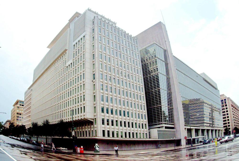 



البنك الدولي رفع توقعاته للاقتصاد السعودي بنسبة 1.2% عن يناير الماضي. (عكاظ)
