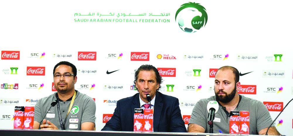 



مدير المنتخب السعودي بيتزي يتحدث في المؤتمر الصحفي بعد لقاء ألمانيا.