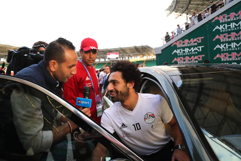 صور | محمد صلاح يغيب عن تمرين مصر.. ورئيس الشيشان يحضره إلى الملعب