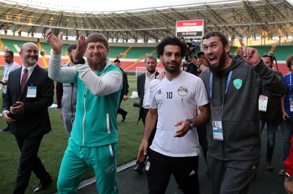 صور | محمد صلاح يغيب عن تمرين مصر.. ورئيس الشيشان يحضره إلى الملعب