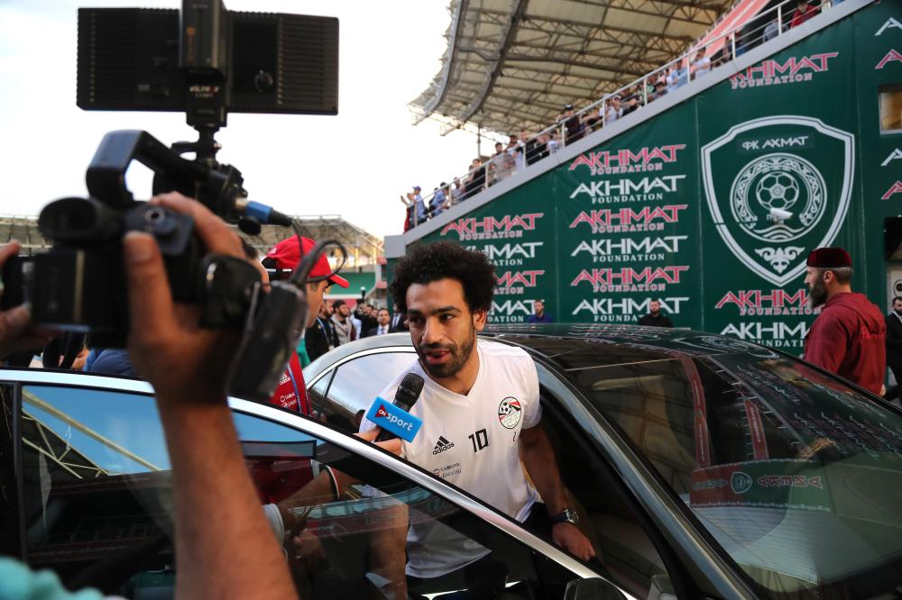 صور | محمد صلاح يغيب عن تمرين مصر.. ورئيس الشيشان يحضره إلى الملعب