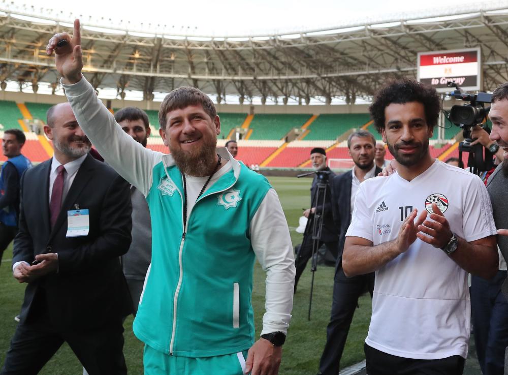 صور | محمد صلاح يغيب عن تمرين مصر.. ورئيس الشيشان يحضره إلى الملعب