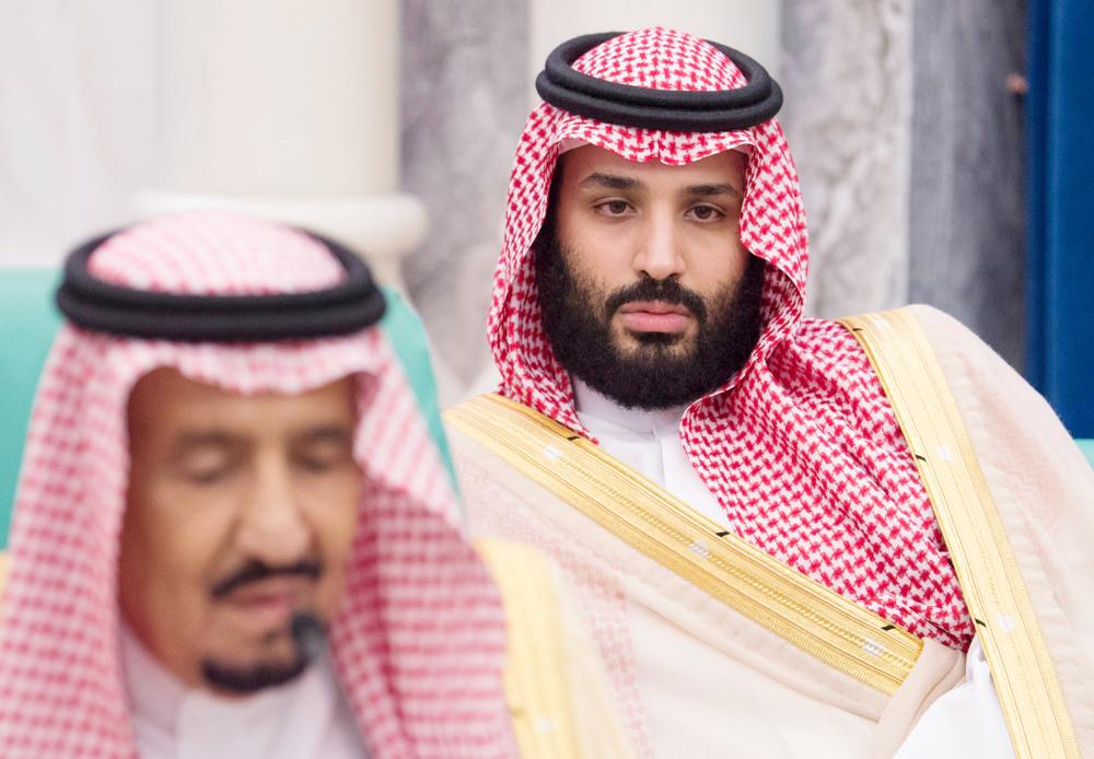 



الملك سلمان خلال الاجتماع بحضور الأمير محمد بن سلمان.