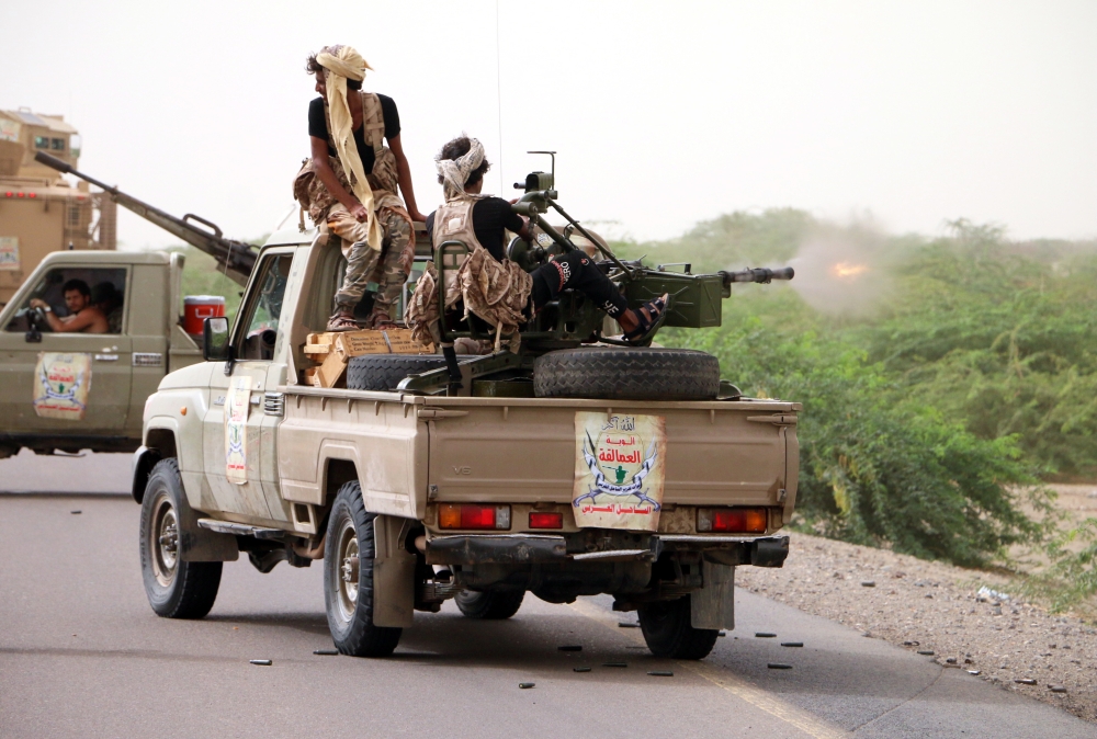 epa06805291 Yemeni forces backed by the Saudi-led coalition take position during an attack on the port city of Hodeidah, on the outskirts of Hodeidah, Yemen, 13 June 2018. According to reports, Yemeni government forces backed by the Saudi-led coalition launched a military offensive to regain control of the Red Sea port-city of Hodeidah acts as an entrance point for Houthi rebel supplies and humanitarian aid.  EPA/NAJEEB ALMAHBOOBI