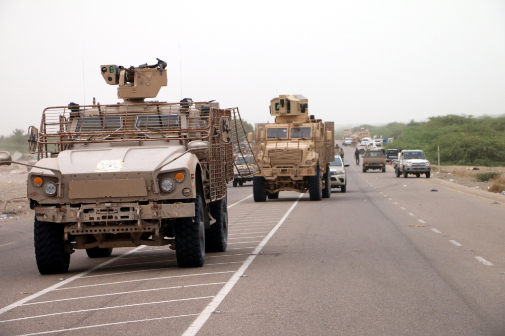 epa06805316 Yemeni forces backed by the Saudi-led coalition take position during an attack on the port city of Hodeidah, on the outskirts of Hodeidah, Yemen, 13 June 2018. According to reports, Yemeni government forces backed by the Saudi-led coalition launched a military offensive to regain control of the Red Sea port-city of Hodeidah acts as an entrance point for Houthi rebel supplies and humanitarian aid.  EPA/NAJEEB ALMAHBOOBI