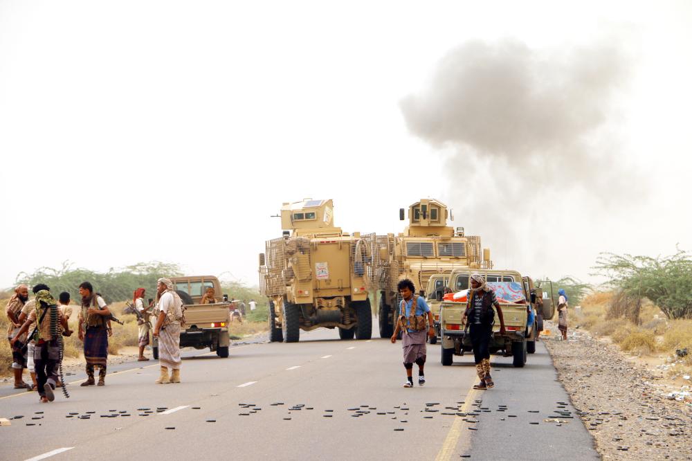 epa06805286 Yemeni forces backed by the Saudi-led coalition take position during an attack on the port city of Hodeidah, on the outskirts of Hodeidah, Yemen, 13 June 2018. According to reports, Yemeni government forces backed by the Saudi-led coalition launched a military offensive to regain control of the Red Sea port-city of Hodeidah acts as an entrance point for Houthi rebel supplies and humanitarian aid.  EPA/NAJEEB ALMAHBOOBI