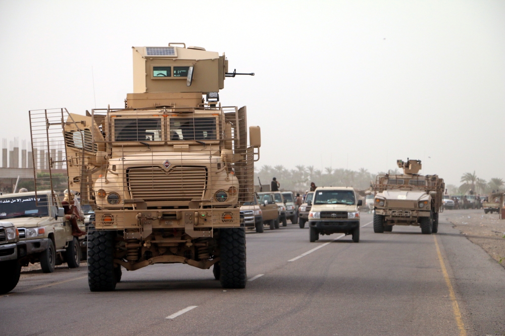 epa06805287 Yemeni forces backed by the Saudi-led coalition take position during an attack on the port city of Hodeidah, on the outskirts of Hodeidah, Yemen, 13 June 2018. According to reports, Yemeni government forces backed by the Saudi-led coalition launched a military offensive to regain control of the Red Sea port-city of Hodeidah acts as an entrance point for Houthi rebel supplies and humanitarian aid.  EPA/NAJEEB ALMAHBOOBI