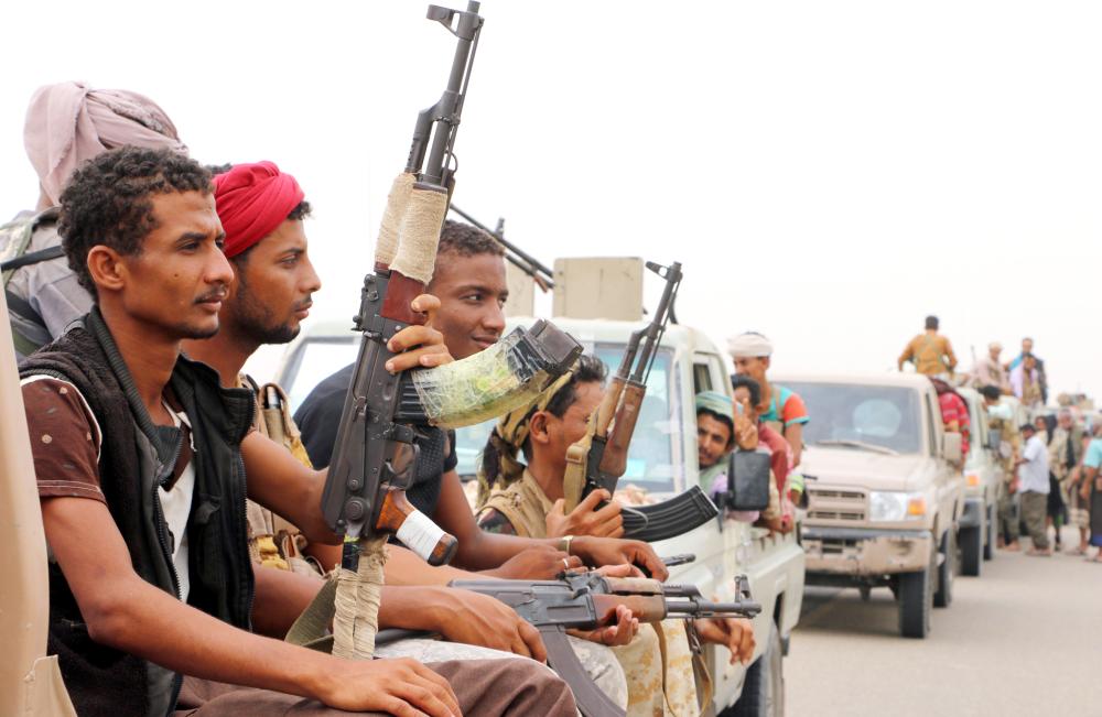 epa06805289 Yemeni forces backed by the Saudi-led coalition take position during an assault on the port city of Hodeidah, on the outskirts of Hodeidah, Yemen, 13 June 2018. According to reports, Yemeni government forces backed by the Saudi-led coalition launched a military offensive to regain control of the Red Sea port-city of Hodeidah acts as an entrance point for Houthi rebel supplies and humanitarian aid.  EPA/NAJEEB ALMAHBOOBI