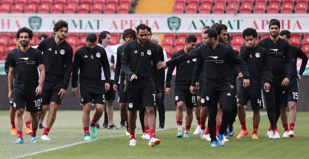 Egypt's forward Mohamed Salah (L) attends a training session at the Akhmat Arena stadium in Grozny on June 11, 2018, ahead of the Russia 2018 World Cup.  / AFP / KARIM JAAFAR
