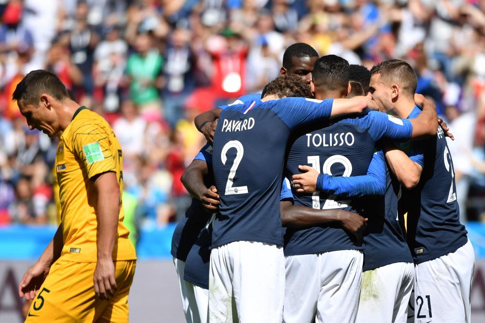 TOPSHOT - French players celebrate after scoring their first goal on a penalty kick during the Russia 2018 World Cup Group C football match between France and Australia at the Kazan Arena in Kazan on June 16, 2018. RESTRICTED TO EDITORIAL USE - NO MOBILE PUSH ALERTS/DOWNLOADS
 / AFP / SAEED KHAN / RESTRICTED TO EDITORIAL USE - NO MOBILE PUSH ALERTS/DOWNLOADS
