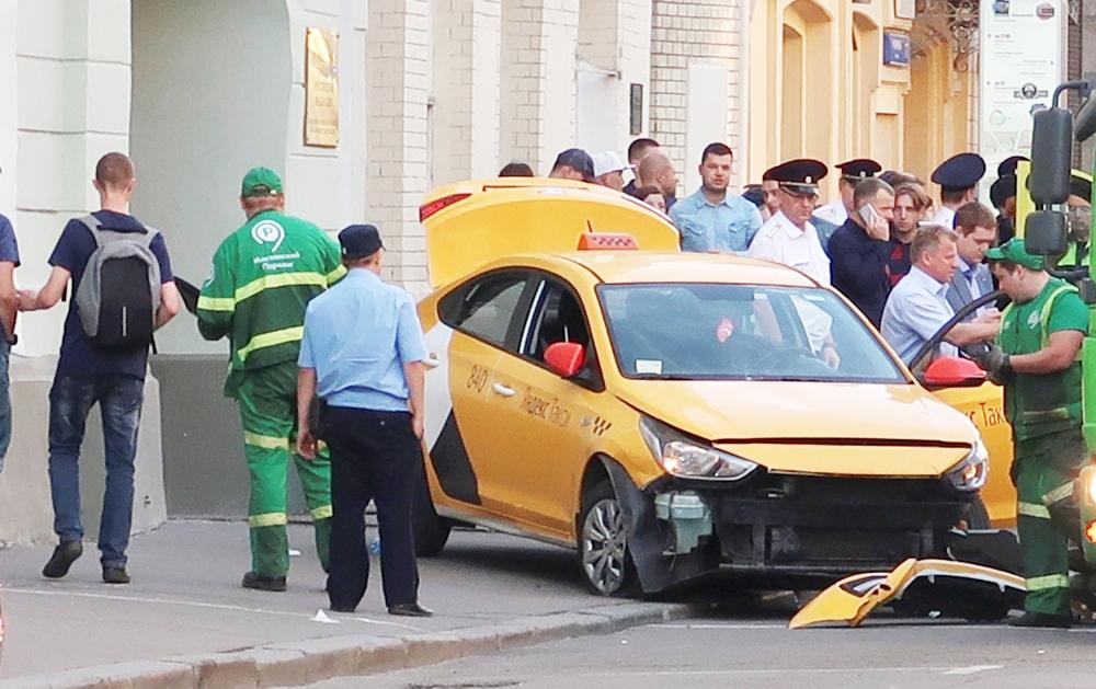 



سيارة الأجرة بعد حادث الاصطدام.