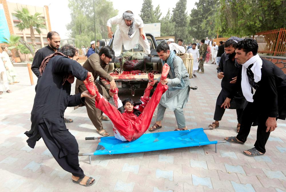 



مسعفون أفغان ينقلون مصابا بعد حادثة انفجار سيارة مفخخة في مدينة جلال أباد، أمس. (رويترز)