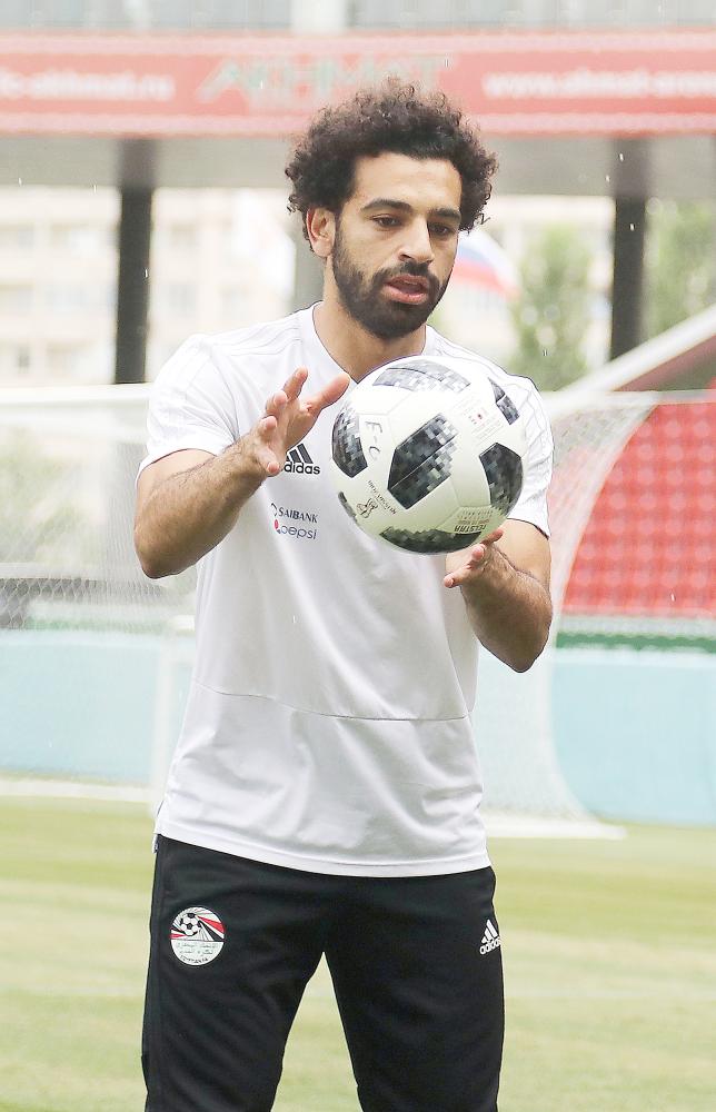 Egypt's forward Mohamed Salah attends a training session during the Russia 2018 World Cup football tournament at the Akhmat Arena stadium in Grozny on June 16, 2018. / AFP / KARIM JAAFAR
