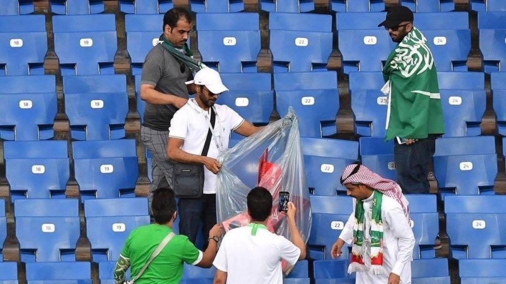 الجماهير السعودية تنظف المدرجات بعد لقاء الأوروغواي.